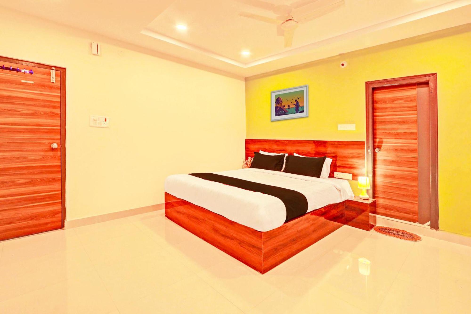Hotel O R Square Hyderabad Exteriör bild